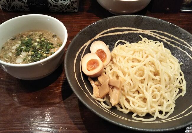 つけ麺が1.3kg超え！？ 北千住の『宗庵』で「豚チーズつけ麺（特盛）」を食べてきた – 食楽web