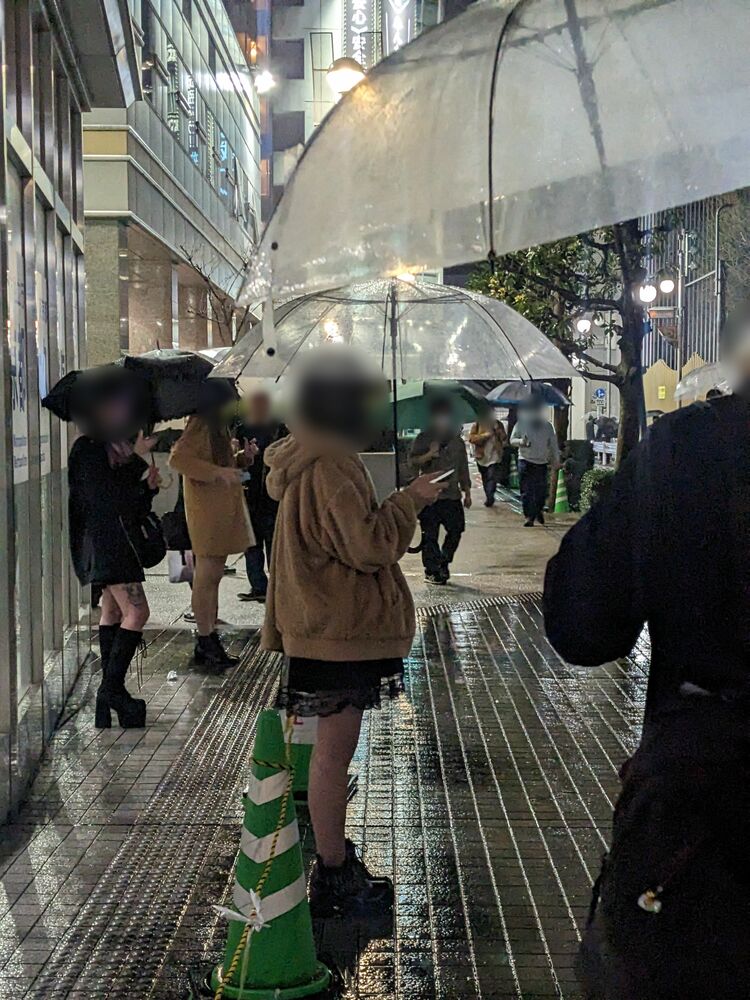 新宿・歌舞伎町で20代の「立ちんぼ女子」が“増殖中” 中年男性との「交渉バトル」を実況中継（写真2） |