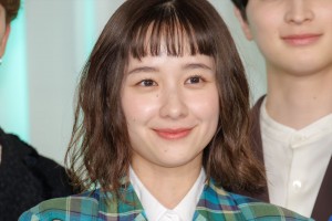 新婚ホヤホヤの堀田茜「クリスマスムードを体いっぱいに浴びたい」巨大ツリーに自ら灯り/芸能/デイリースポーツ online