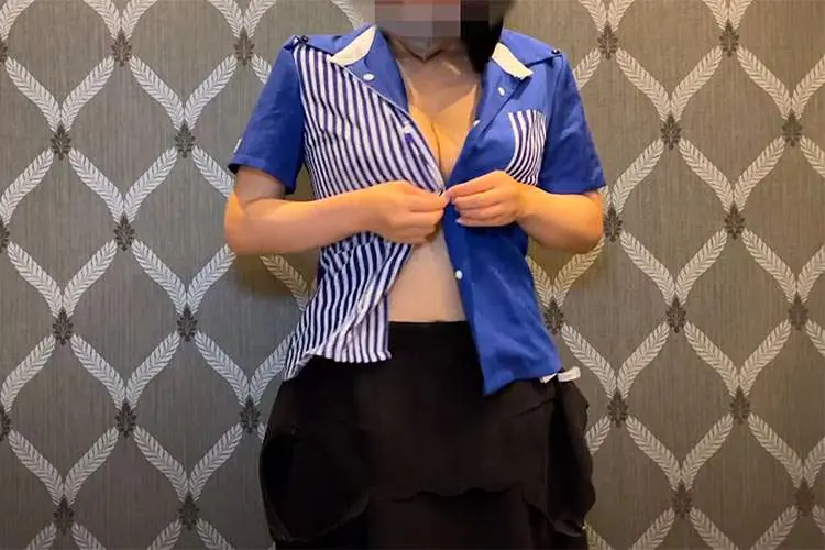 ノーパン＆ノーブラ 超巨乳制服美女 バス待ち全裸(乳は世界を救う) -