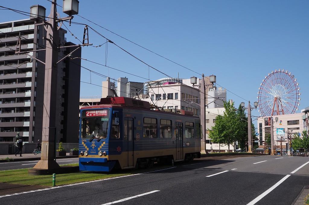 市電から眺める鹿児島の街並み🏙️🚃ｶﾞﾀﾝｺﾞﾄﾝ, 天文館▶︎▶︎▶︎いづろ▶︎▶︎▶︎山形屋▶︎▶︎▶︎南日本銀行,  この街並みと緑のじゅうたん(芝生)に癒されます🏛️🍃, #鹿児島市