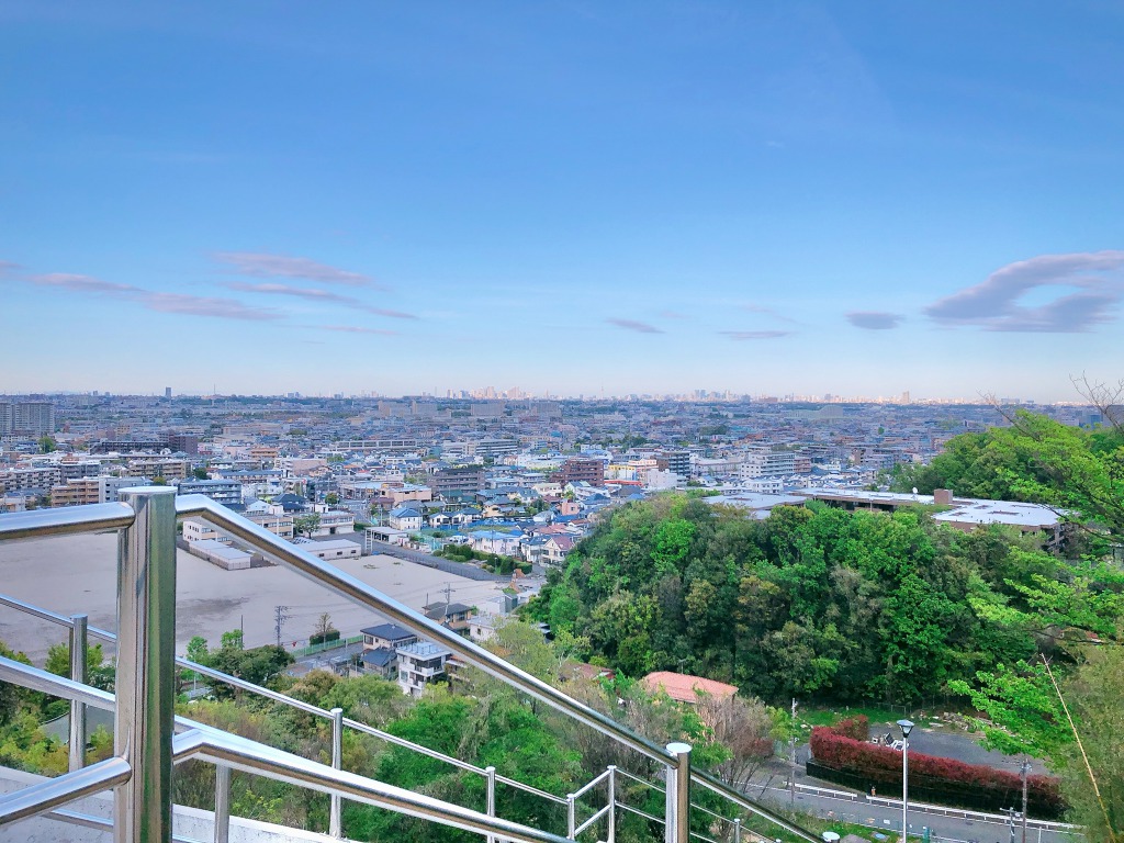 東京都、生田絵梨花さんを起用した「防災ブック」配布のお知らせで新宿駅をサイネージジャック｜SPACE  MEDIA｜全国のOOHメディアと最新OOHニュースの総合情報サイト