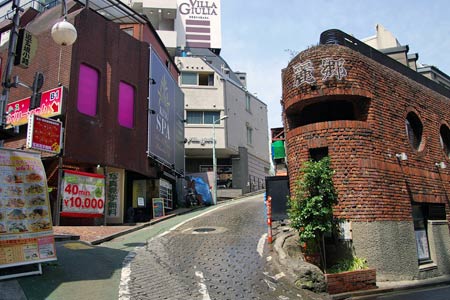 ファッションヘルス裏本番映像流出！東京3大ファッションヘルス街渋谷道玄坂某店！ホテル宿泊客に女性出張マッサージ違法サービス！風俗潜入盗撮24時！裏流出映像2時間37分！  - アダルトDVD・ブルーレイ通販