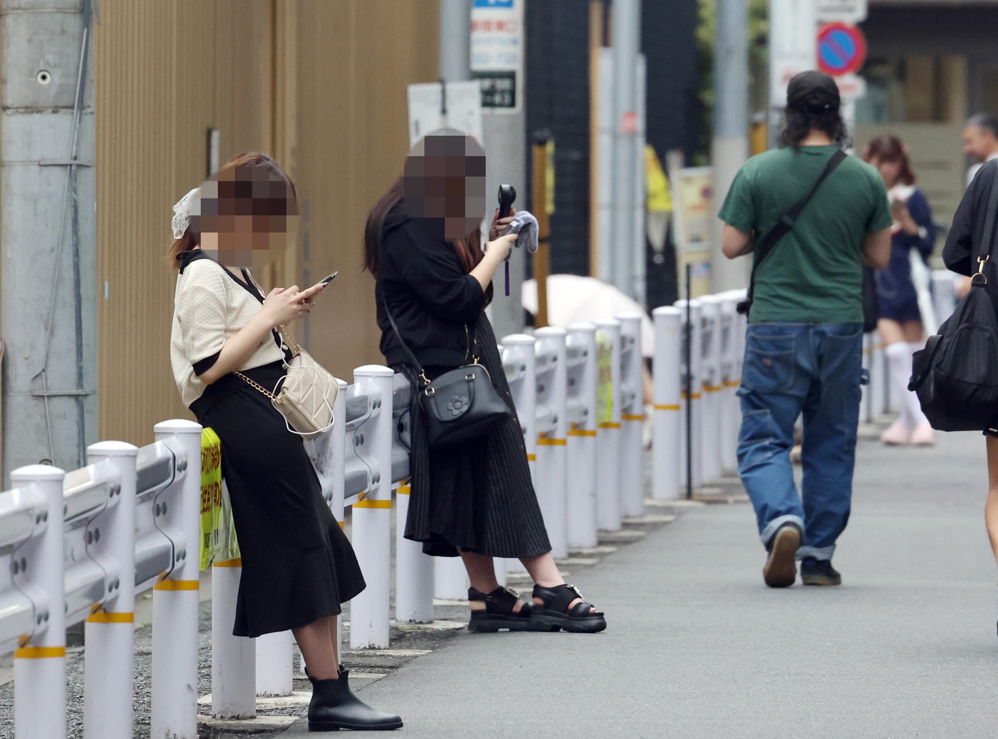 妻ともここで出会いました」 立ちんぼ女子を「買う」男たちの事情（4ページ目） | デイリー新潮