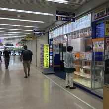 久しぶりにニュー新橋ビル】 ニュー新橋ビル2階に足を踏み入れると いつもの匂い エスカレーター上がるときパラレル変わるー