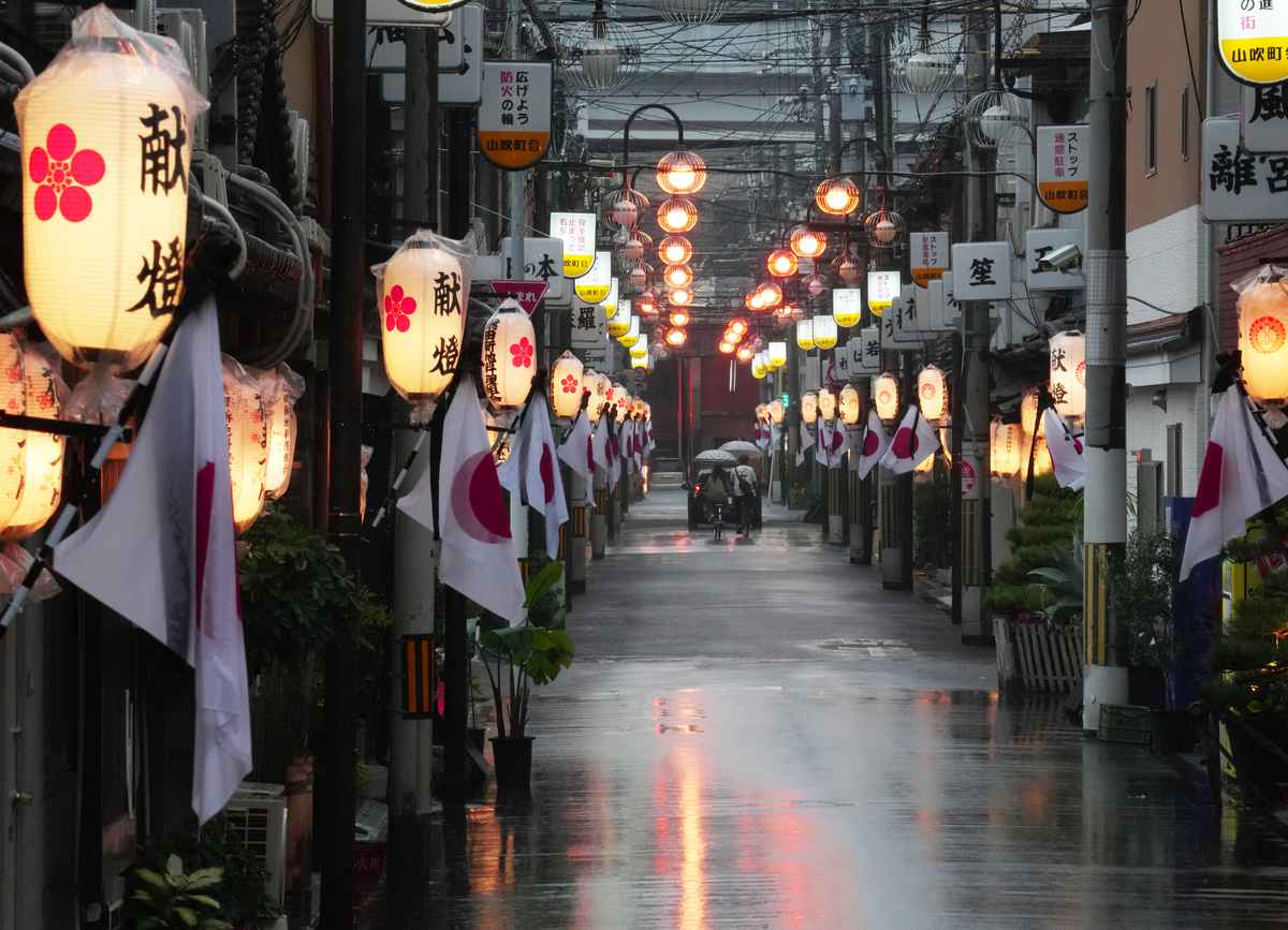 今日は飛田新地に車を停めて新世界へ‼️ 串カツの人気店はいっぱい並んでる💦 八重勝に行くには遅すぎた💦