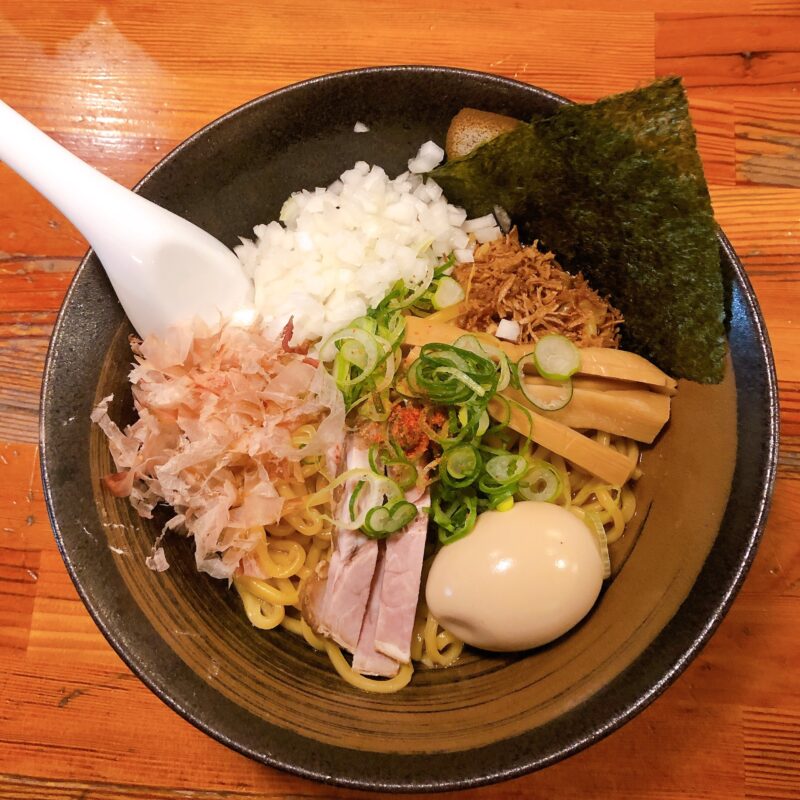 会社帰りに池袋にある瞠へ(初) 油そばを注文～ コシのある麺でとても美味しい、でもなんだかとても辛い💦 