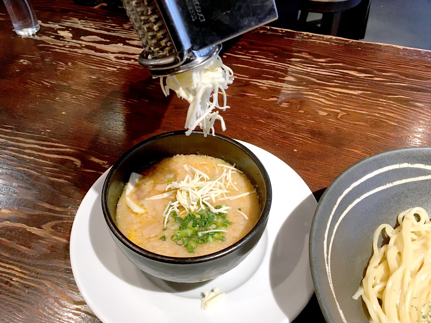 つけ麺が1.3kg超え！？ 北千住の『宗庵』で「豚チーズつけ麺（特盛）」を食べてきた (2022年9月18日) - エキサイトニュース