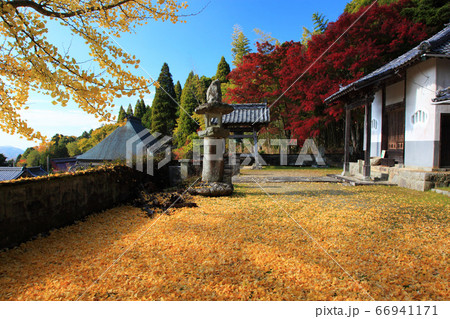 秋の岡山県備前市吉永町 八塔寺 写真素材