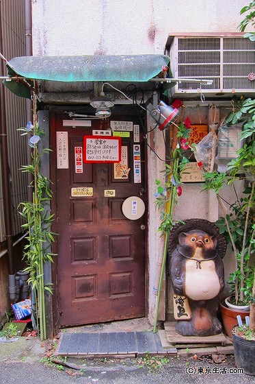 下総中山（優良風俗店）牛乳店の隣の路地 今回は、下総中山（千葉県船橋市）の町並みと風俗を散歩します。 ＪＲ下総中山駅前の牛乳店の隣の細い路地があります。  (via