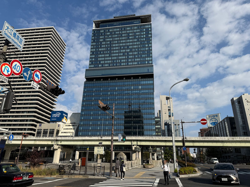 初めての青姦体験談！出会い系の大阪弁女子を立ちバックでハメ撮り♥