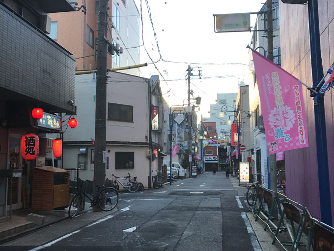 串焼きの煙の薫る名駅のディープスポット『八幡屋』でせんべろ体験【ラガー大びんの似合う店④】 ｜ 名古屋情報通