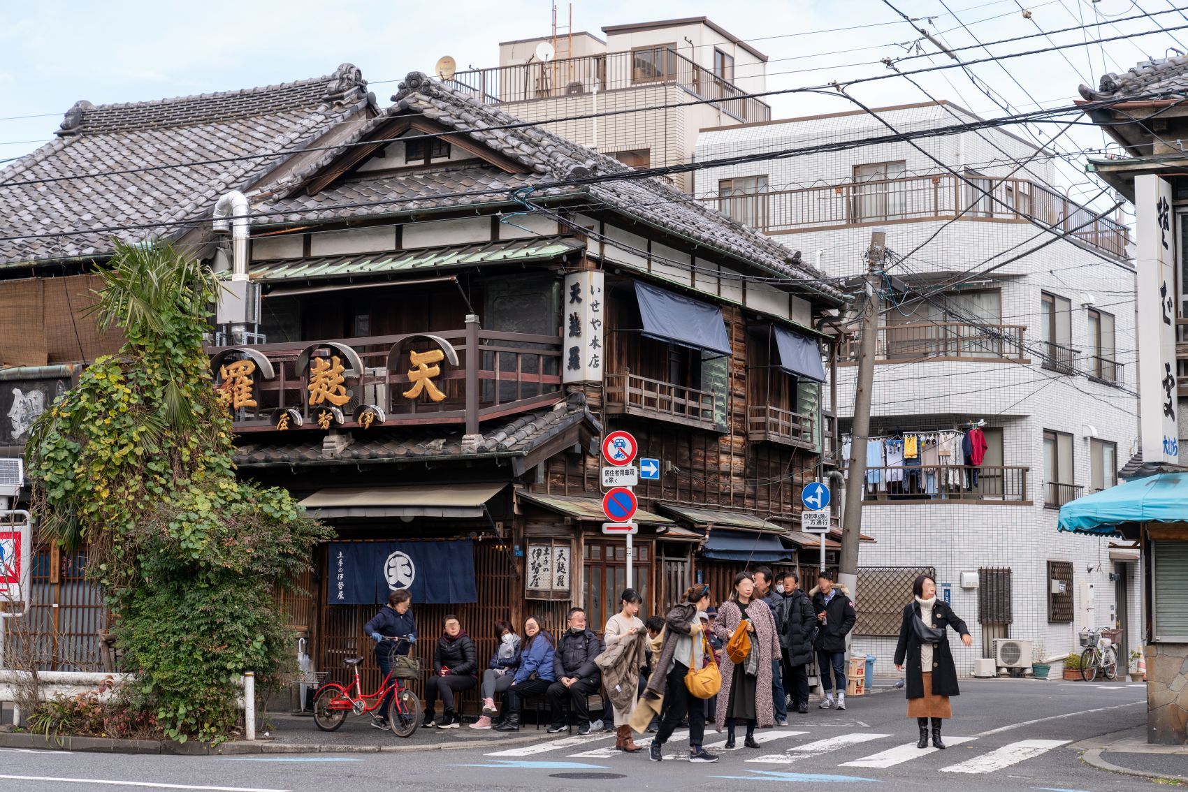 吉原中央駅: Window of society is