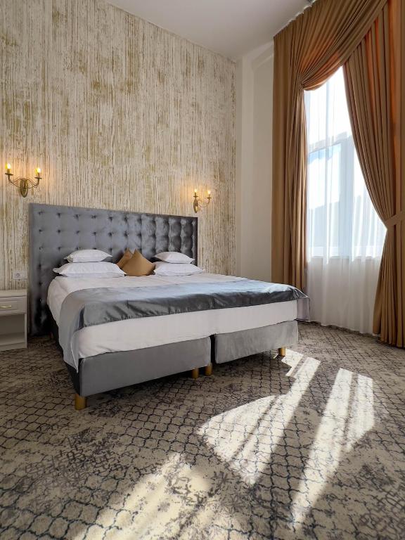 Visit Hotel Versailles in