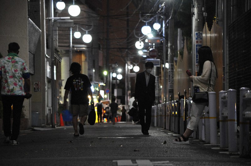 立ちんぼ・新宿に異変〉「ハウマッチ？」新宿の“TACHINBO”が観光名所となって客もグローバル化。「日本人のおっさんよりいい」「私たちにとって格好のカモ」シャワー中に金を抜き取られても”泣き寝入り”する外国人が続出  | 集英社オンライン