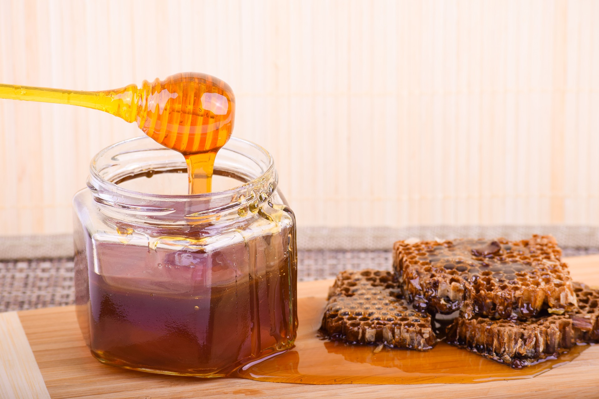 9 Raw Honey Benefits and