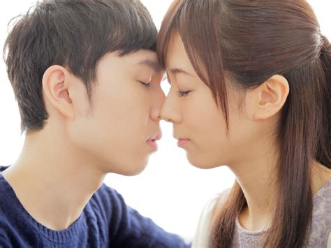 キスしながらのセックスが大好きです。本日4回目の発射は少量をお腹の上に。