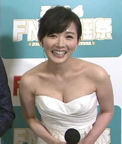 高島彩アナが谷間を強調してる！！ : アナきゃぷ速報