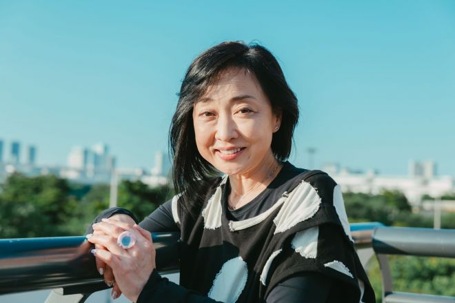 川上麻衣子：58歳、「白髪染め」やめた現在の様子を公開 「私のグレーヘアの進行状況、お見せしまーす」 - 毎日キレイ