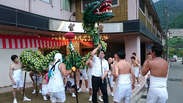 岐阜県・下呂温泉】温泉たまご入りソフトが美味！カラフルな木桶&足湯が目印のお土産屋さんカフェ《足湯の里 ゆあみ屋》 |