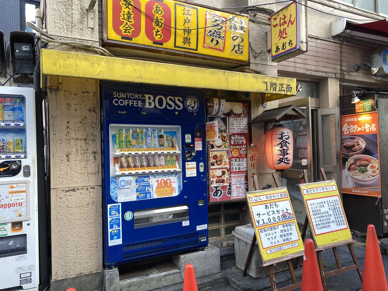 この店、どうかしてるだろ！秋葉原「ごはん処あだち」は常軌を逸したメガ盛りと店主のキャラで本当にお腹いっぱいになれる - ぐるなび