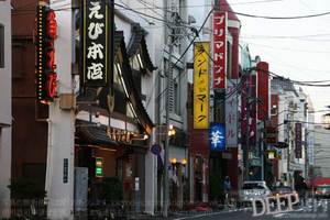 紅子の色街探訪記 | 吉原ソープ街のど真ん中 カフェー建築は残りわずかだけど、昭和感満載の建物がずらりと並ぶ吉原の街。電線が多め…。 