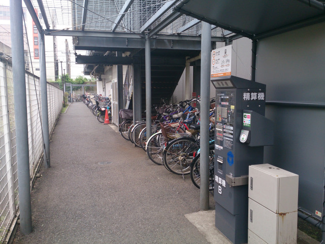 寝屋川市駅西口タクシーロータリー前にコイン駐輪場ができてる。大きめの自転車も駐輪可 - 寝屋川つーしん