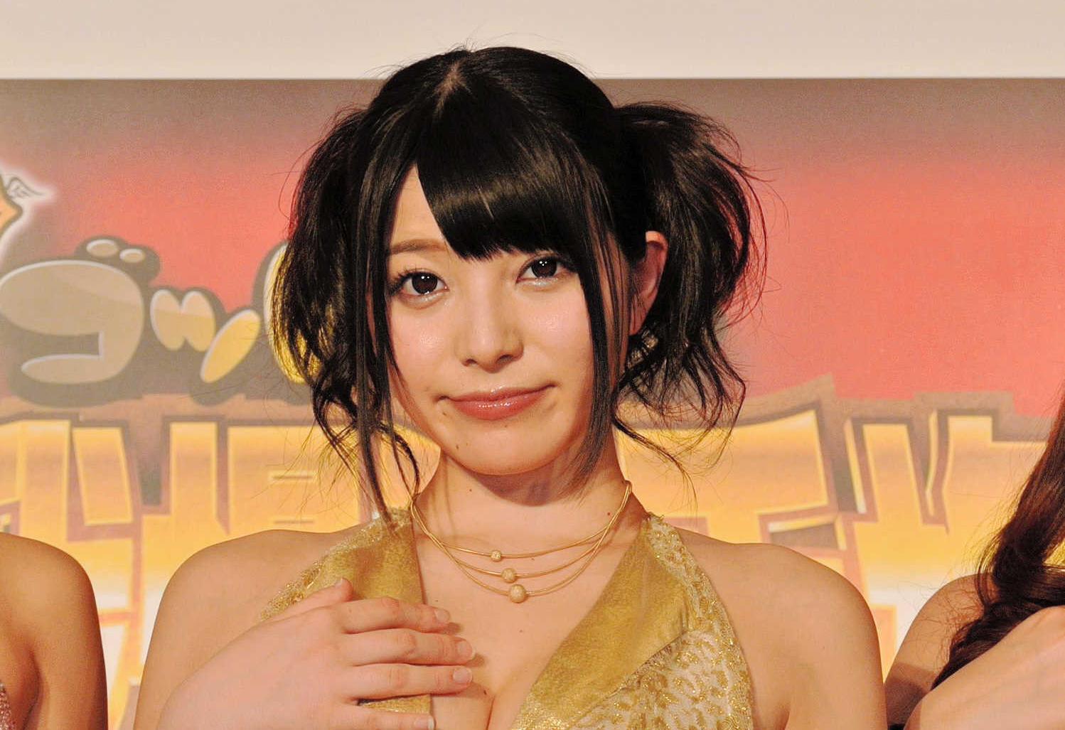 ABEMAエンタメ - 上原亜衣(31) 美ボディーあらわなピンクのひもビキニでプールを満喫「セクシーでかわいい」「スタイルいいなぁ」