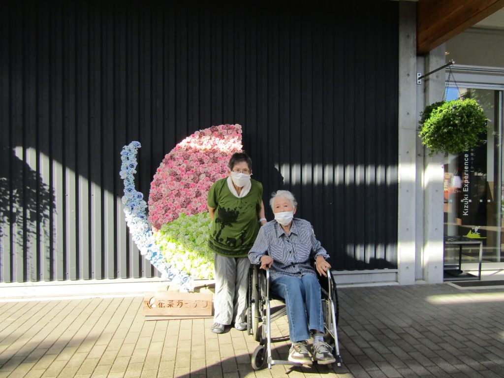 秋バラ 香り高く 花菜ガーデンで見ごろ