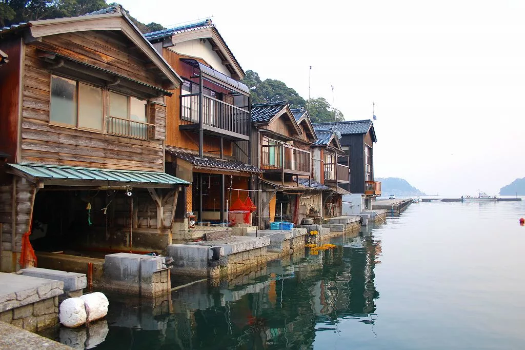 撮影地紹介～京都府与謝郡伊根町 丹後半島「伊根の舟屋」 ナニワグループオンライン