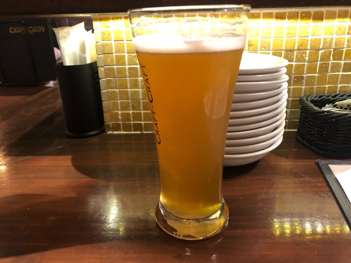 BEER BAR Bitter」のテーブル席 -