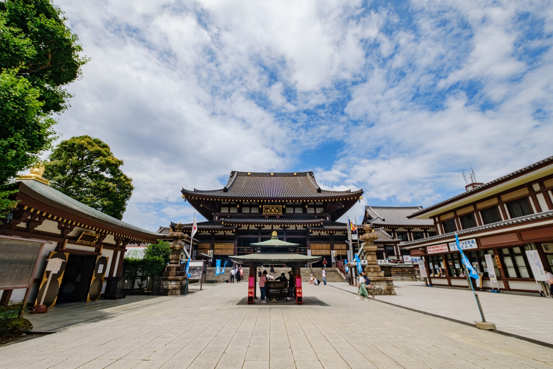 前往東京旅行時，住宿地點我偏好橫濱地區。川崎、關內聚集許多連鎖商務飯店，價位比其他區域來的實惠，且不用收宿泊稅。  此外橫濱交通便利，前往澀谷、新宿、東京站等景點僅需