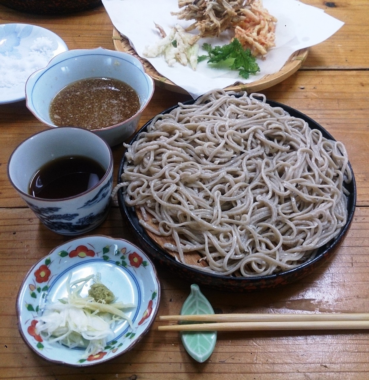 日本蕎麦と天ぷら山盛り 江洲の花 (大宜味村) がオススメ！ |