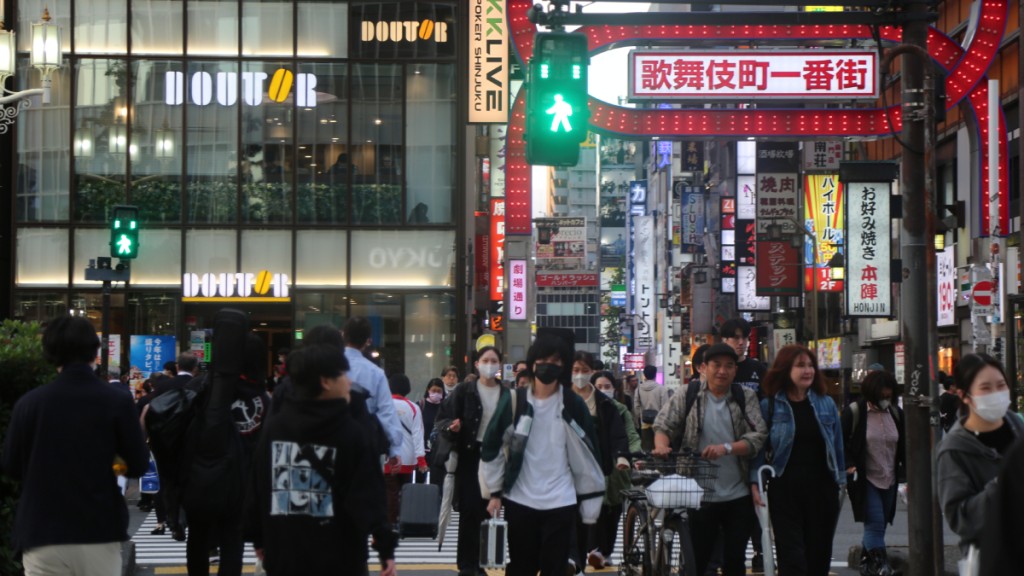 東京新宿的歌舞伎紅燈區一群通勤者拿著雨傘在雨夜散步照片檔及更多新宿區照片- 新宿區, 大型廣告牌,