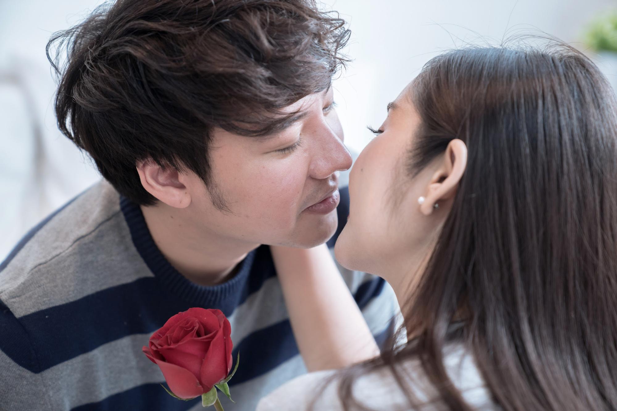 キスの時に目を開ける・閉じるそれぞれの男性心理について元遊び人目線で解説