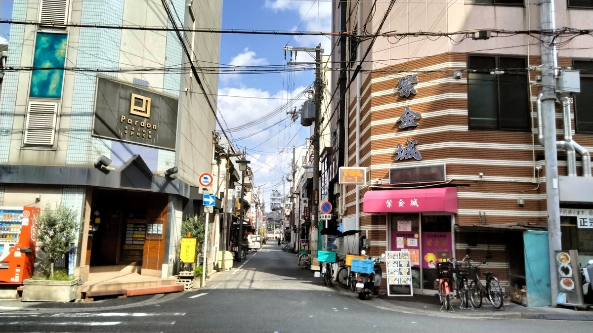 ここは大阪梅田, 阪急ホームで電車待ちしてたのは, まさかの美人色白…, …鳩！,