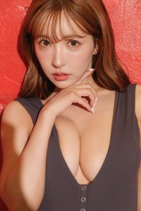 画像1/2) 三上悠亜、黒ランジェリーで美ボディ全開 セクシー女優引退後初の本格的グラビア