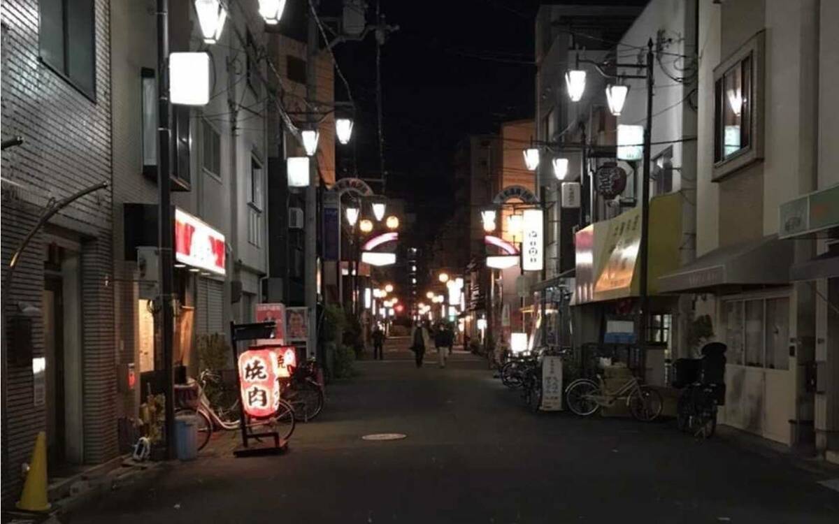 飛田新地」早朝。晴れた、よかった。昨日飛田会館にて営業前、朝の風景としての飛田 は撮影OKと許可は出ている。ほっ。そして晴れたことで、昨日大雨で立入り不可となった一番の目的の場所でも撮影できる。こんなに嬉しいことはない。