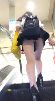 地下鉄エスカレーターの強風パンチラ（被害者:一ノ瀬廻里PV07:黒Tバックパンティ）(Libido-Labo) - FANZA同人