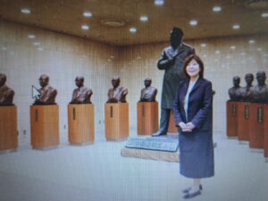 井上真央＆鈴木亮平、ペット祈願の名所・市谷亀岡八幡宮に特製招き猫奉納 : 映画ニュース - 映画.com