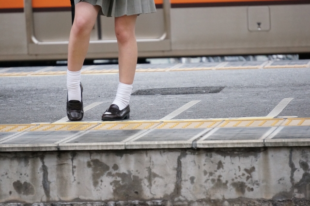 鏡あると見る」で盗撮防止 愛知県警 地下街エスカレーターに設置 ／愛知